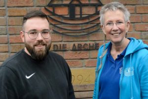 Heike Johner-Fielstedde gibt den Stab der Leitung der Kita „Die Arche“ an Alexander Nolting.Foto: kkgt Archiv